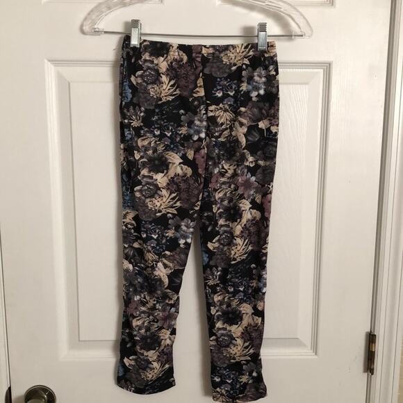 Denim-licious Floral Print Capri length Leggings Woman Size Small Knit NWT - Picture 2 of 4